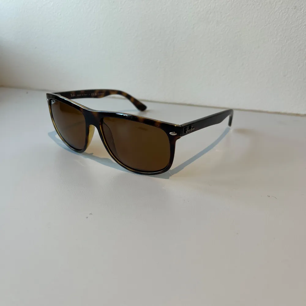 Säljer mina Rayban boyfriends som är köpte i slutet på sommaren. Dem är precis som nya och det finns kvitto. . Accessoarer.