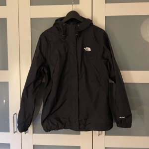 Northface jacka - Så snygg allvädersjacka från Northface! Har fått en liten skada på tyget bredvid dragkedjan (insidan), syns inte när jackan är stängd och påverkar ej funktionen. I övrigt mycket fint skick! 