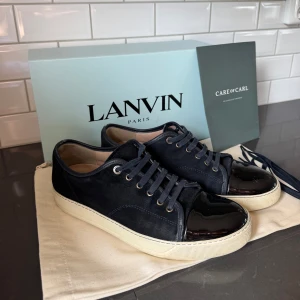 Lanvin skor - Skick: 8/10, Färg: blå, Storlek: 43, Vårt pris: 2500kr, Retail: 3999kr