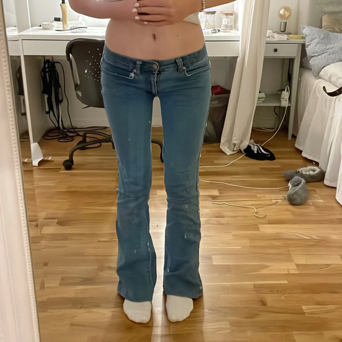 lågmidjade bootcut jeans 