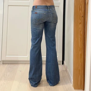 Lågmidjade bootcut jeans från 7 for all mankind🤩 - Midja 43 cm rakt över, gren 19,5 cm och innerben 80 cm💕jae 169 o xs-s o håller in i midjan en del