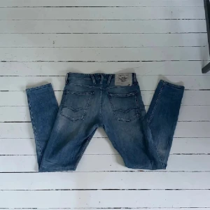 Replay byxor - Snygga blå jeansbyxor med klassisk femficksdesign och dragkedja. Perfekta för en avslappnad stil.