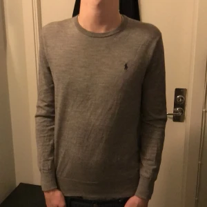 Grå tröja från Ralph Lauren - Säljer en stilren tun stickad grå tröja från Ralph Lauren