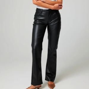 Svarta skinnbyxor - Snygga svarta skinnbyxor med bootcut. Byxorna har en låg midja. Sparsamt använda från bikbok! Nypris:599kr storlek 38 men passar mig som vanligtvis har storlek 36/S