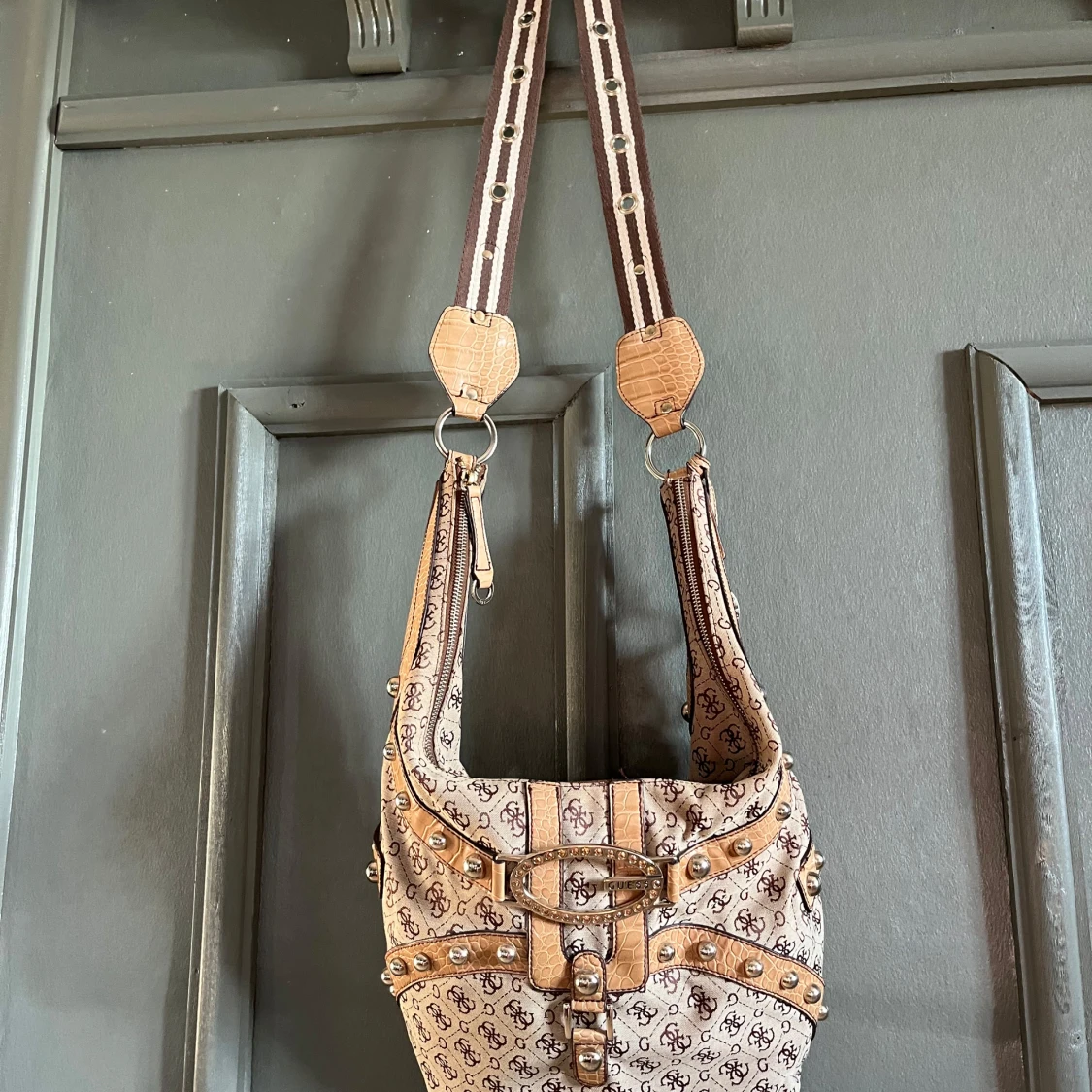 Guess  axelväska med monogram och nitar - 1