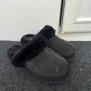 Ugg platform tofflor - Säljer dessa UGG tofflor i en platform modell, de har tuggmärken på högra skon och lite små märken men annars i bra skick! Skulle säga att de är lite små i storleken passar en 36- liten 37😇💓