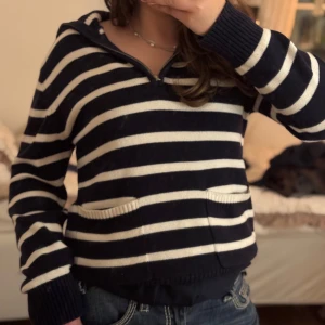 Randig marinblå hoodie - Super mysig marinblå och vit randig hoodie med dragkedja och fickor framtill. Passar bra till sommar som vinter🎄Knappt använd🤩