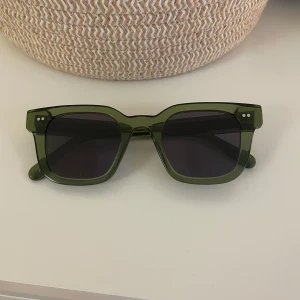 Gröna 04 chimi glasögon  - Kiwi 04 chimi solglasögon, templarna är inte jätte stadiga men går säkert att skruva fast hårdare 