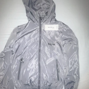 Balmain vindjacka - En grå balmain vindjacka, helt nya med en väldigt bra kvalitet, storlekarna som finns inne är XL/M/S /L storlekarna är små i storlke M passar S XL passar M/L osv