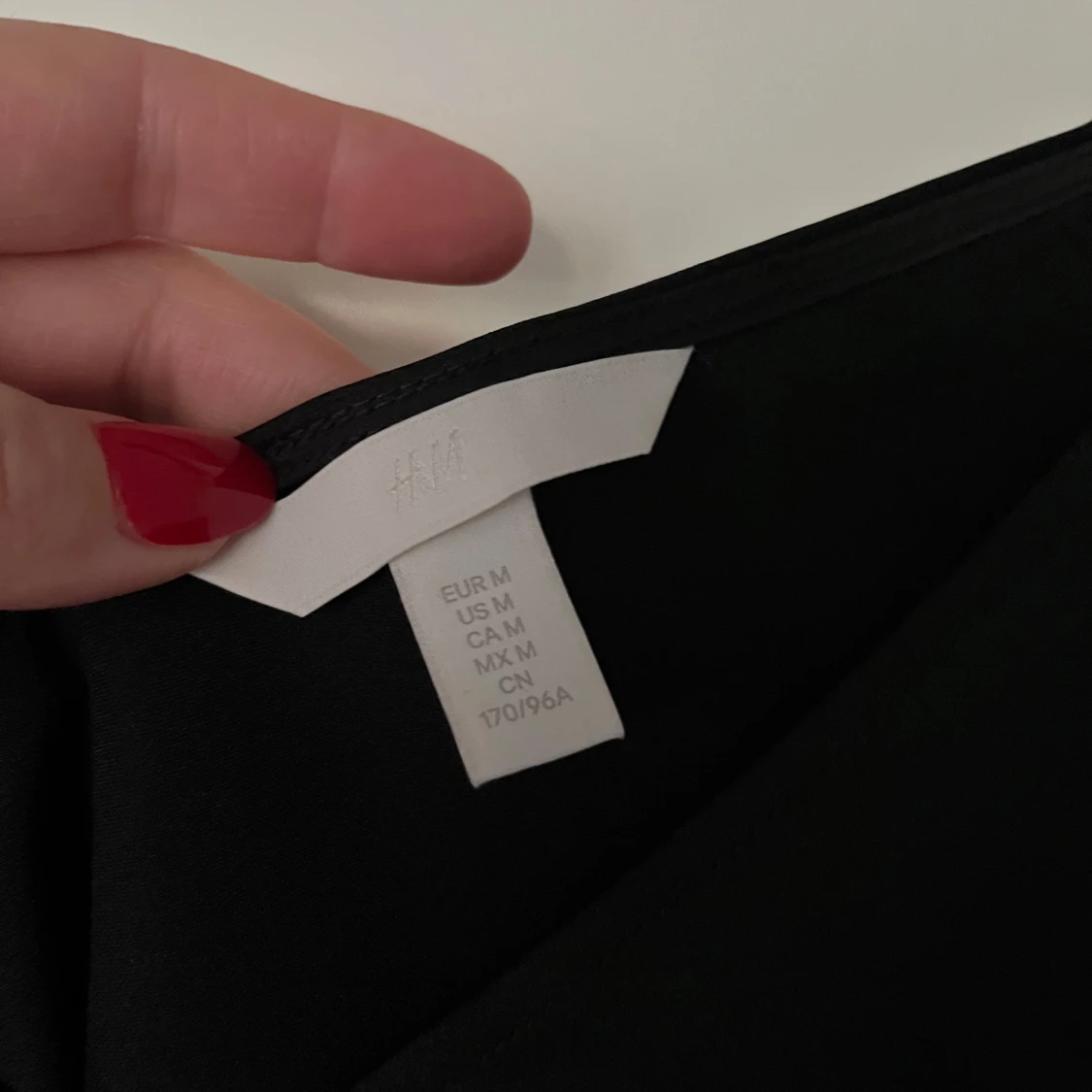 Svart linne med glittriga axelband från H&M - 90