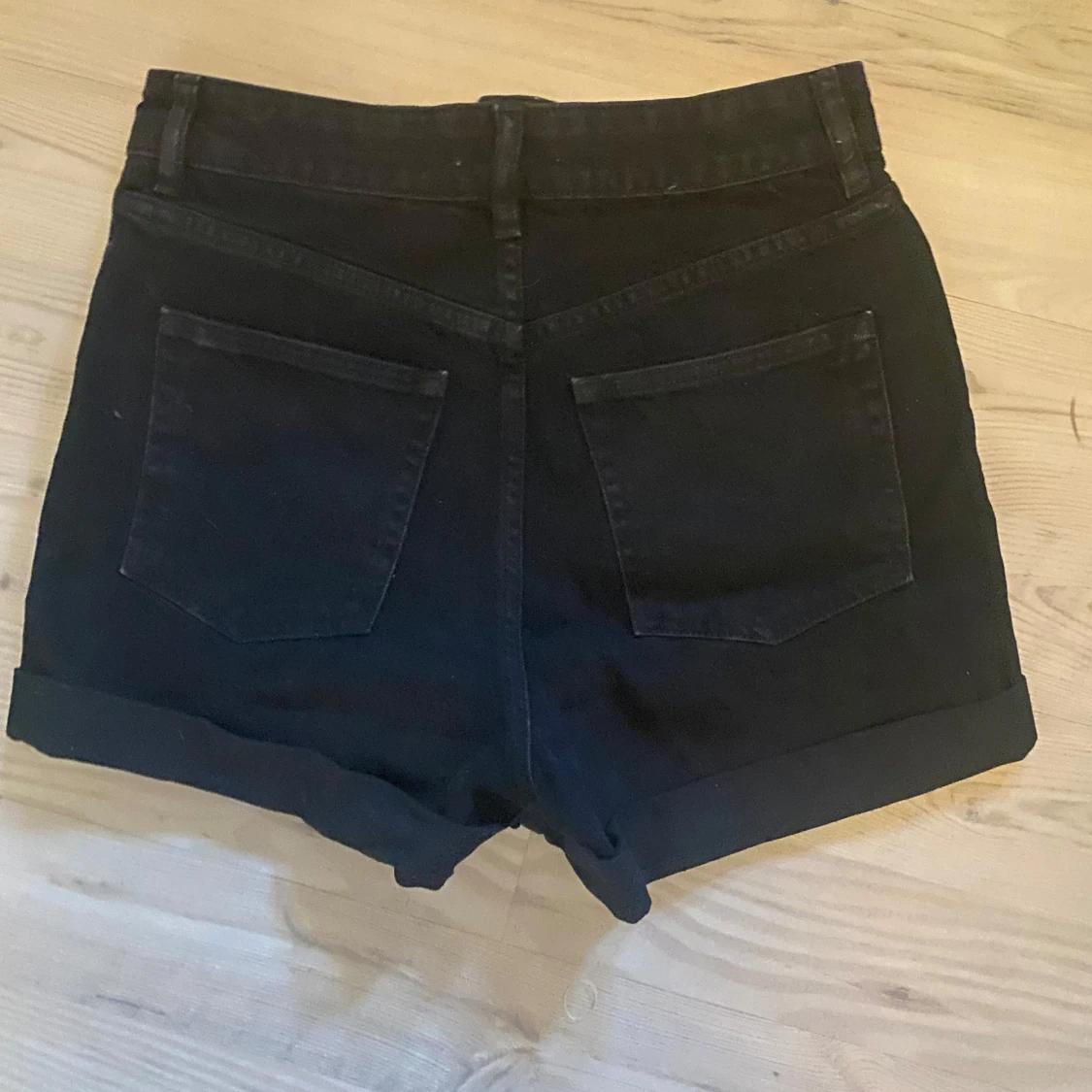 Svarta högmidjade shorts från H&M - 90