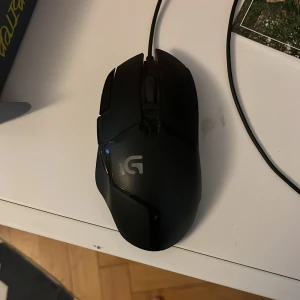 Gaming mus Logitech - En gaming mus från Logitech den är i bra kvalitet har bara använt den 6 gånger