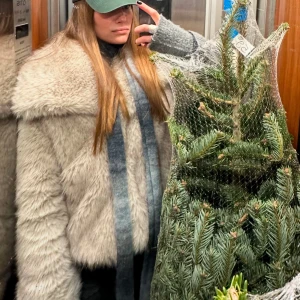 Beige pälsjacka från Zara - Säljer en supermjuk och fluffig beige pälsjacka från Zara. Jackan har en stor krage och långa ärmar, perfekt för kyliga dagar. Det är storlek L, skriv för fler frågor ☺️