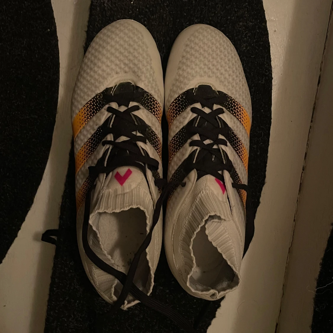 Vita fotbollsskor från Adidas - 90