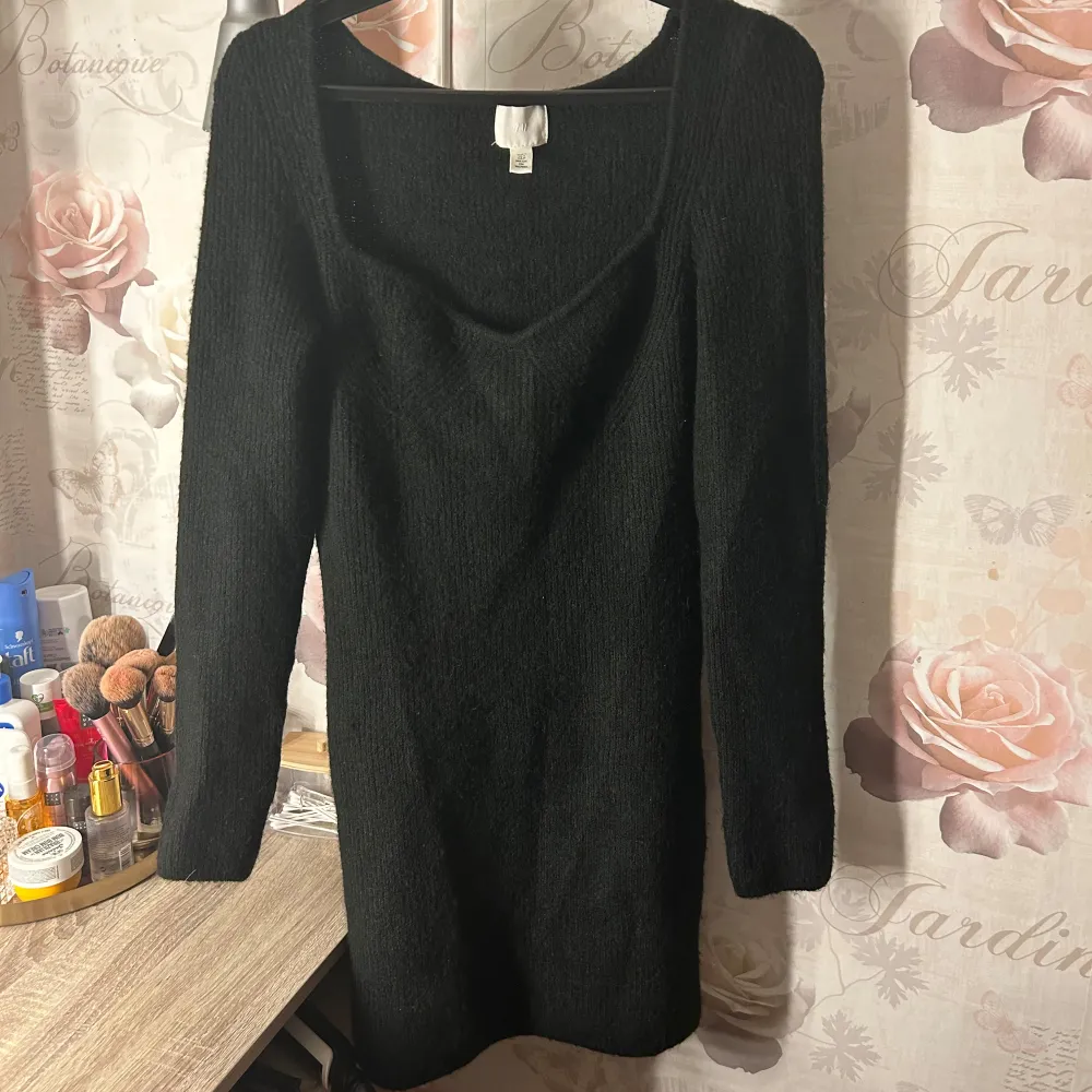 Snygg svart klänning från H&M med långärmad design och en stilren look. Perfekt för både vardag och speciella tillfällen. Klänningen har en enkel och elegant passform.. Mekot.
