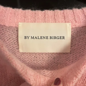 Rosa stickad tröja från By Malene Birger - Mysig rosa stickad tröja från By Malene Birger. Tröjan har långa ärmar och en rund halsringning nypris 3000kr. Använd 2-3 gånger så i jättefint skick! Av Mohair och Ull