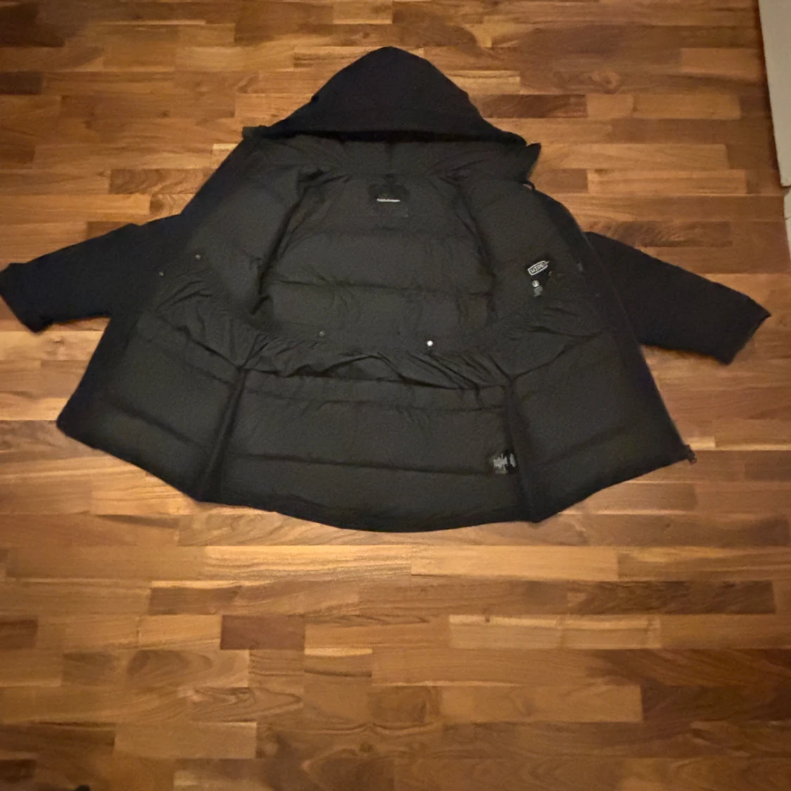 Svart vinterjacka med luva  - 91