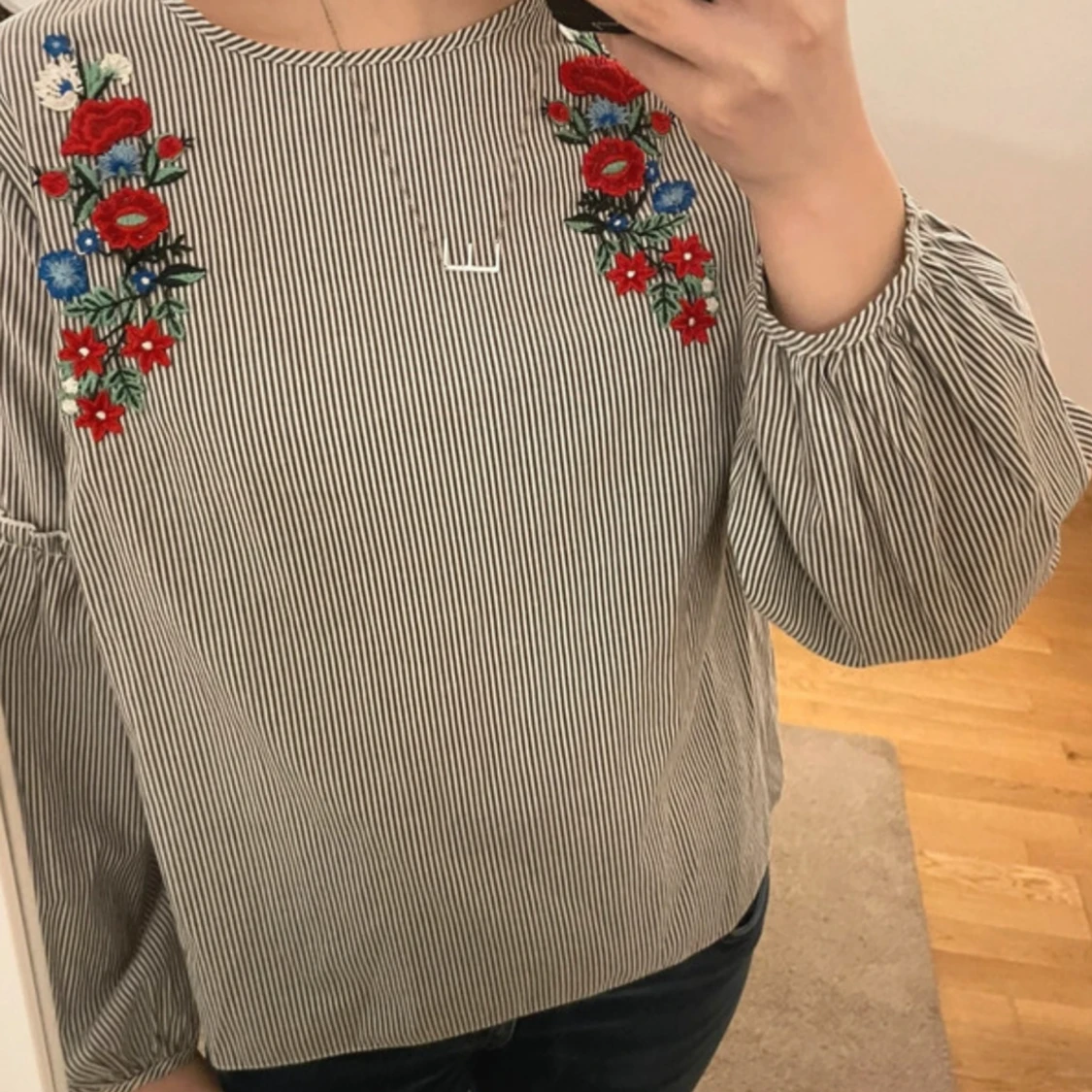 Randig blus med blommig broderi