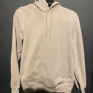 Beige hoodie från H&M - Säljer en beige hoodie från H&M i relaxed fit. Den har en klassisk design med justerbar huva. Perfekt för en avslappnad stil.
