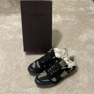 Valentino rockrunner - Valentino rockrunner sprillans nya!! Storlek 44. Finns box. Mvh store 101