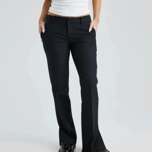 Lågmidjade kostymbyxor - Lågmidjade kostymbyxor från bikbok i modellen Vera. De har slits. Storlek 36. Knappt använda och i mycket bra skick!