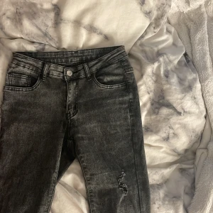 Mörkgråa jeans - Mörkgrå jeans som är lågmidjade och typ bootcut. Pris går att diskutera💞storlek XS. Använda fåtal gånger 