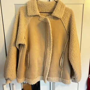 Beige teddyjacka med dragkedja - Mysig beige teddyjacka/i ”mocka” material  med dragkedja och stora fickor💕Nästan helst oanvänd och perfekt om man vill ha en unik jacka. Bara att skriva för fler bilder💕