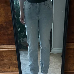 Ljusblå jeans - Superfina ljusblåa jeans i mid waist☺️Dessa är modellen PIN