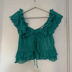 Grön blus - Jätte fin grön blus! Använt 1 gång, knappast nått små fel på den eftersom nästan aldrig använd!💕💕