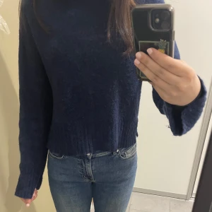 Mörkblå stickad tröja - Säljer en mysig mörkblå stickad tröja med långa ärmar 🩵