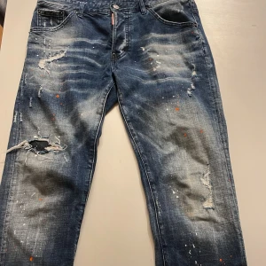 DSQUARED2 - Slim Jeans Paint Splatter - | Storlek 48 - Skick 9/10 - Nypris runt 500 - Mitt pris 699 - Har ej autentiserats |