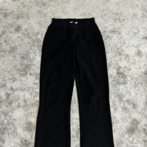 Svarta byxor - Snygga svarta byxor med hög midja och rak passform. Perfekta för en stilren look.
