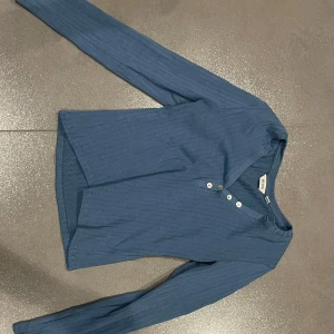 Blå långärmad tröja från Vero Moda - Säljer en stilren blå långärmad tröja från Vero Moda. Använd en gång innan. Skriv för fler bilder eller andra frågor :) 