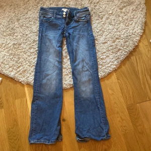 Blå jeans från Gina Tricot - Säljer ett par jätte fina blå jeans från Gina Tricot i storlek 146. 