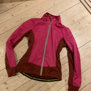 Rosa stall jacka från CRW - Säljer en snygg rosa, vindtät jacka från CRW i bra skick. Har haft den i stallet kanske 2 gånger och typ aldrig använd. Storlek XS (priset kan diskuteras)