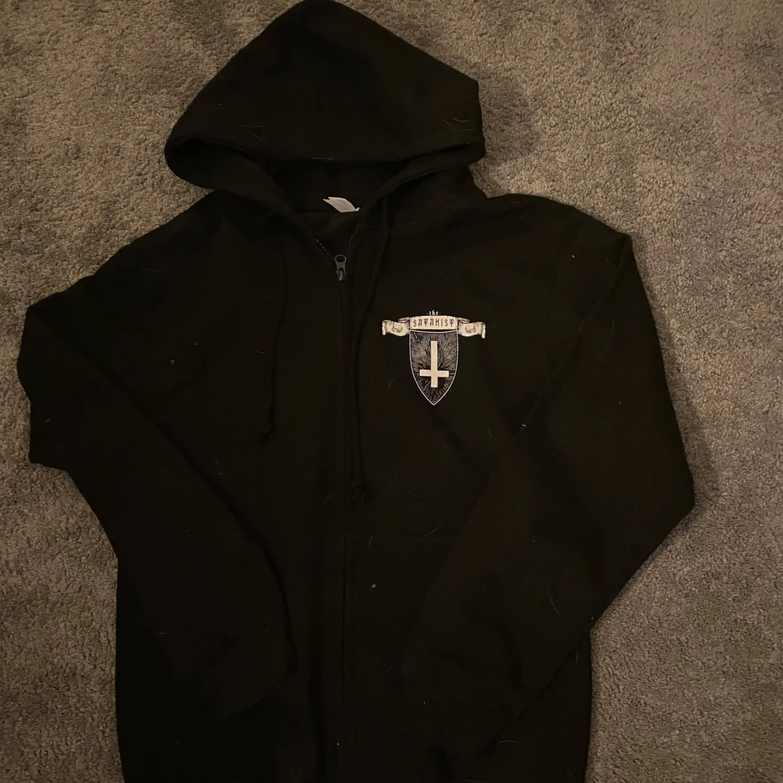Svart hoodie med Behemoth-tryck - 90