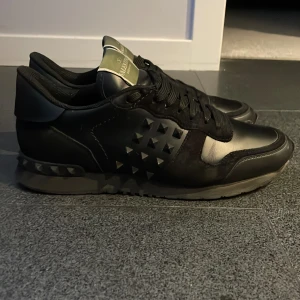 Feta Valentino Rockrunner - Säljer dessa tvär feta Valentino Rockrunner som är den mest eftertraktade sko denna vinter💯. Skorna är i mycket bra skick och har en fet design med spikar på sidan av skon också. Säljer dem för endast 1999, priset är inte hugget i sten! Vid minsta lilla fundering hör av dig till mig🥂.