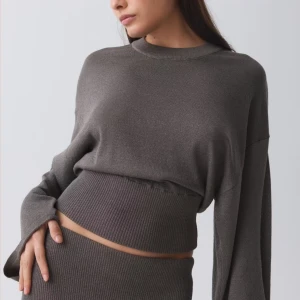 Söker från Gina Tricot i S eller XS😊 - Snygg grå stickad tröja med en loose passform och långa ärmar. Perfekt för kyligare dagar och kan enkelt matchas med olika outfits.