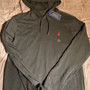Jersey hooded t-shirt  - Helt ny ralph lauren hooded t-shirt som jag nyligen köpt, passar inte mig. 