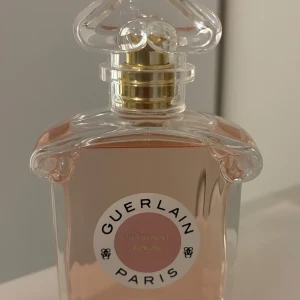 Guerlain L'Instant Magic Eau de Parfum  - Parfymflaska från Guerlain. Använd några gånger. Noter: Top- Bergamott • Hjärta- Vit mysk, Ros • Bas- Mandelträ, Tonka, Sandelträ, Cederträ. 