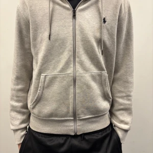Polo Ralph Lauren zip hoodie - En fet Polo Ralph Lauren zip hoodie i riktigt bra skick. Nypris ligger på ca 1700, 8/10 skick. Matchande byxor kan följas med för 300 extra. Skicka dm om du har frågor! 