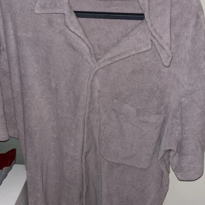 Lila skjorta från A Day's March - Lila skjorta i frotte från A Day's Match storlek S. Aldrig använd. Köpt i somras på deras utförsäljning vet ej varför.