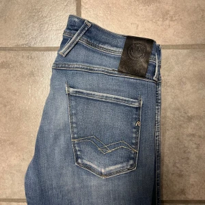 Blå jeans från Replay - Snygga blå jeans från Replay i modellen Anbass. De har en klassisk femficksdesign och en bekväm passform. Perfekta för en stilren look.      Pris kan diskuteras vid snabb affär😉