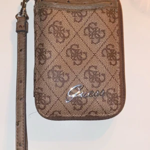 Guess plånbok  - Skit söt äkta guess plånbok aldrig använd och leopard mönster på insidan 