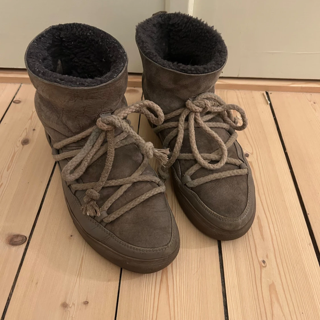 Bruna boots från Inuikii