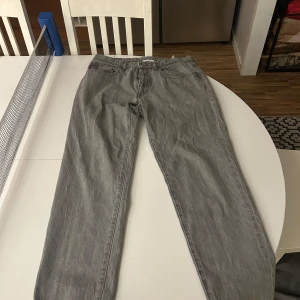 Grå byxor från Vailent - Säljer ett par ljusgråa jeans från Vailent! dem är i storlek L, har använt ett par gånger. Det är lite slitna men inget man märker! Nypris 900kr men säljer för 400kr. Men vid snabb affär kan pris diskuteras! 