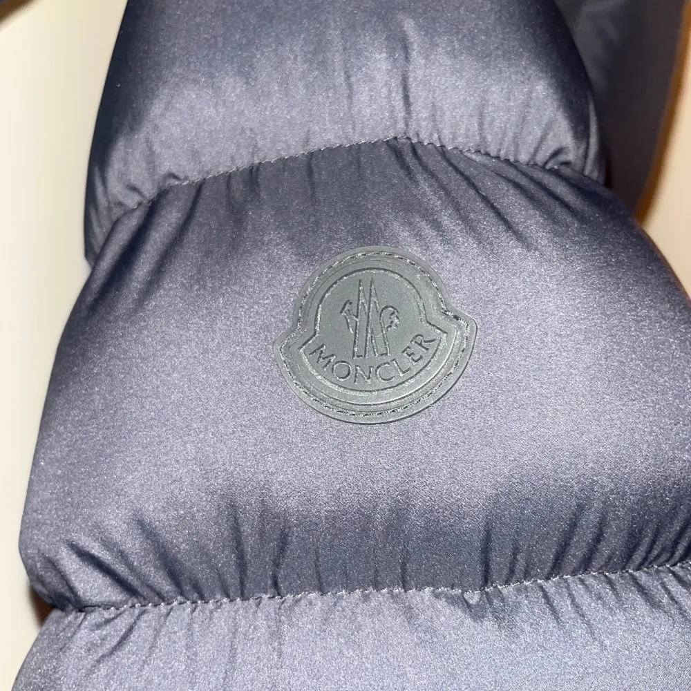 HELT 100% ÄKTA QR KOD SAMT LAPPARNA FINNS, KAN LÖSA MER BILDER I PM. Snygg svart dunjacka från Moncler med stor logga framtill. Jackan har en quiltad design och är långärmad med huva. Perfekt för kyliga dagar. 19500 NYPRIS, STEAL!. Takit.