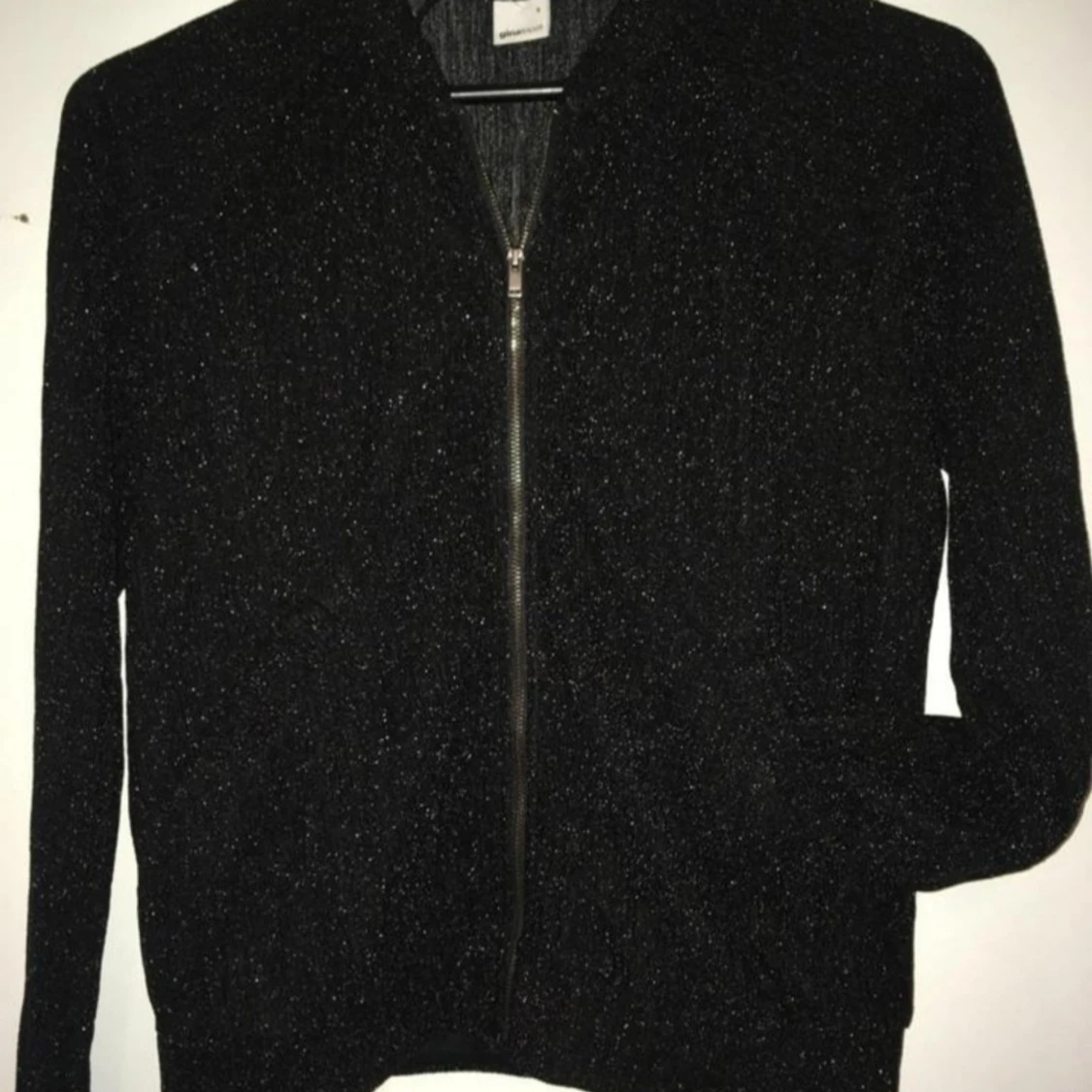 Svart glittrig zip tröja från Gina Tricot
