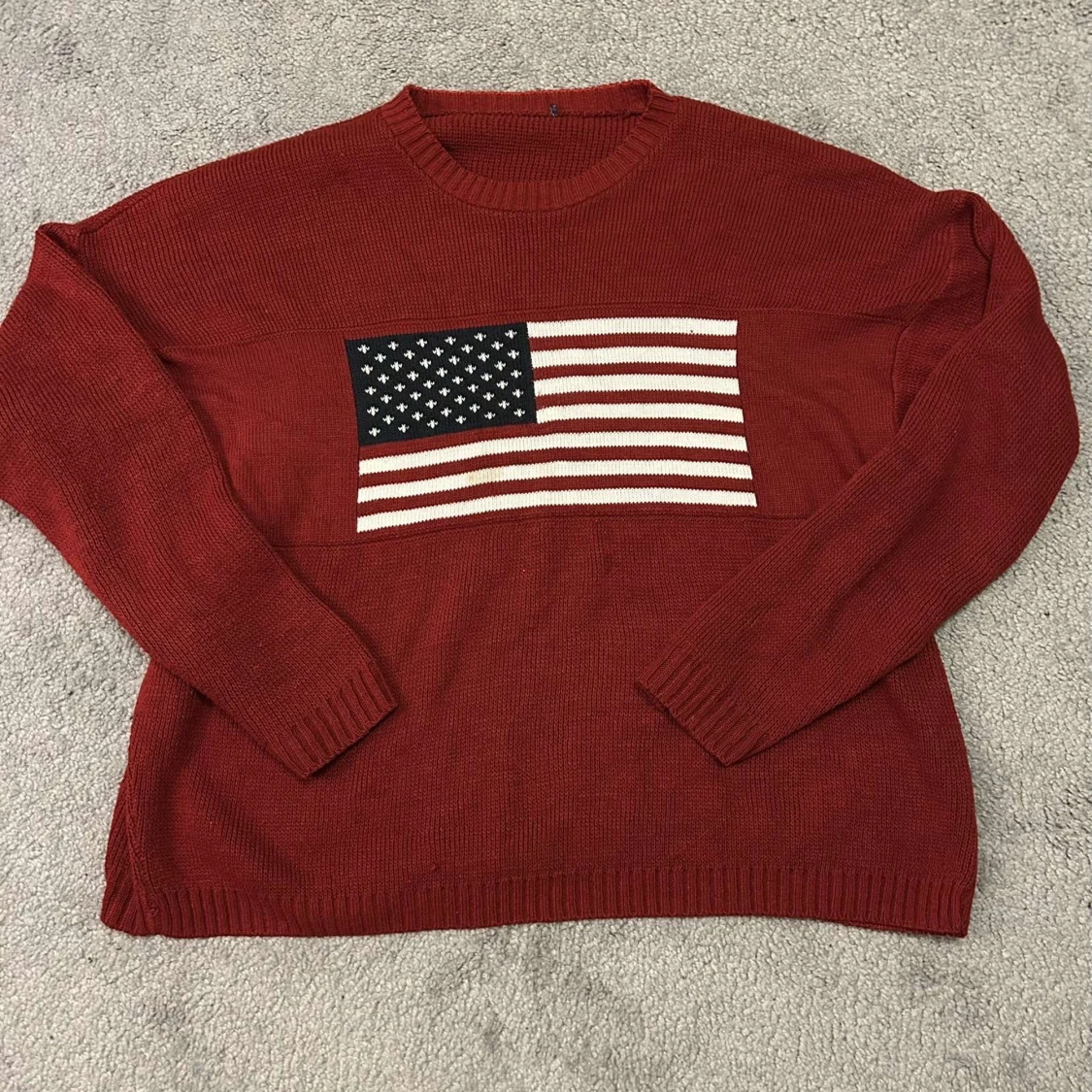 Röd stickad tröja med amerikansk flagga