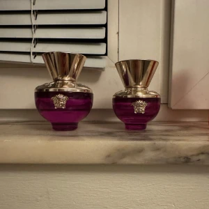 Versace pour femme Dylan purple - Versace Dylan purple parfym. En 50ml och en 30ml flaska. Det är ungefär 30ml totalt i flaskorna. Har förvarats mörkt och svalt och köptes i somras.